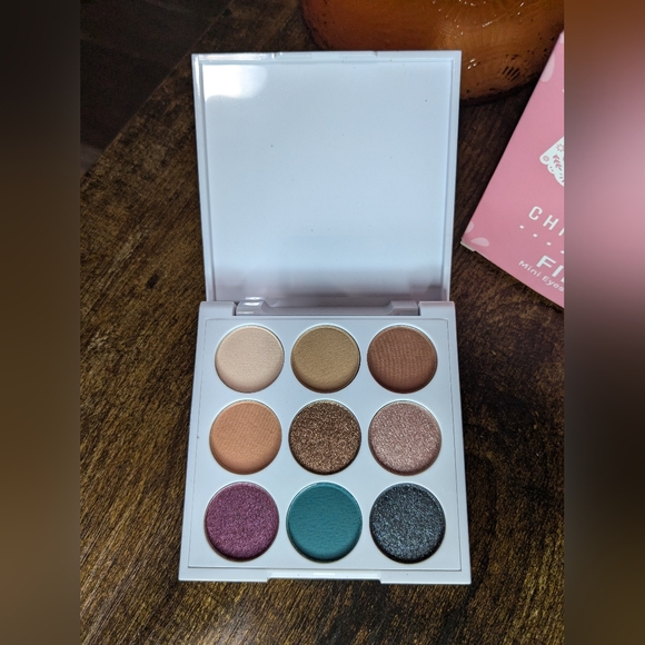 5/75$ CHICA BEAUTY Mini Fiesta Eyeshadow Palette - Picture 12 of 15